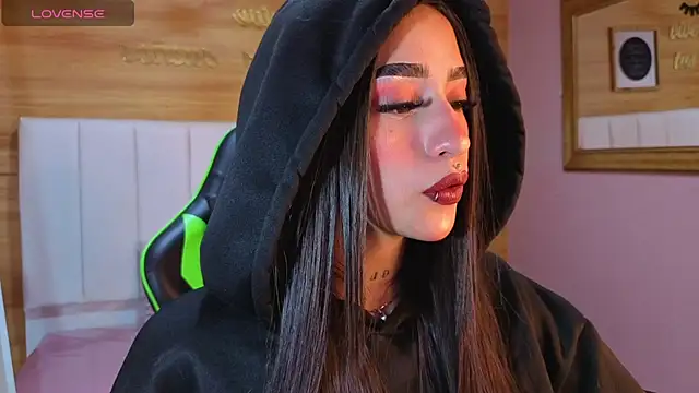 Abril Velvet a  online show from November 28, 2025, 8:00 pm