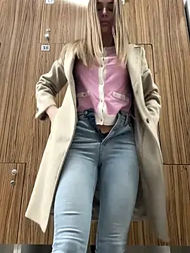 KaseyQuinn  online show from November 21, 2025, 9:13 pm