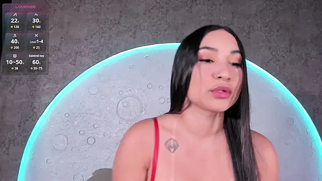 ReinaChloe online show from October 11, 2025, 5:11 pm