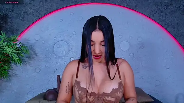 ReinaChloe online show from April 29, 2026, 4:22 pm