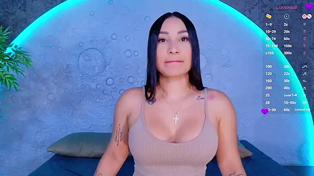 ReinaChloe online show from April 30, 2026, 4:35 pm