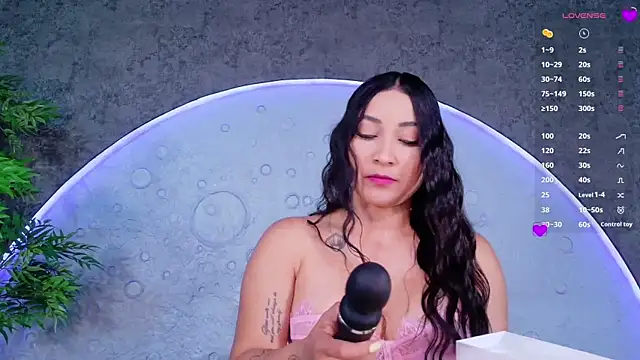 ReinaChloe online show from May 7, 2026, 4:23 pm