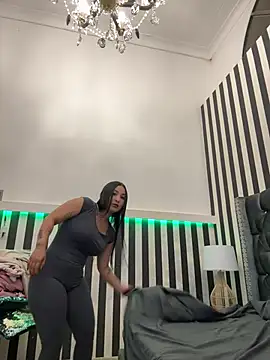 ReinaChloe online show from June 10, 2026, 3:50 am