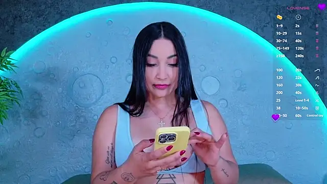 ReinaChloe online show from June 20, 2026, 4:21 pm