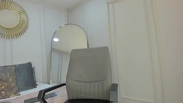 CharlotteBrownn  online show from September 28, 2025, 1:33 am