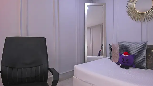 CharlotteBrownn  online show from December 23, 2025, 4:32 am