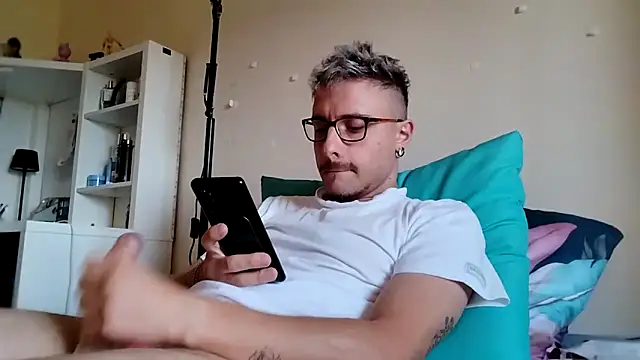 Snapshot of ilovechub112 chatting on September 30, 2025, 12:43 pm ilovechub112 online show from September 30, 2025, 12:43 pm