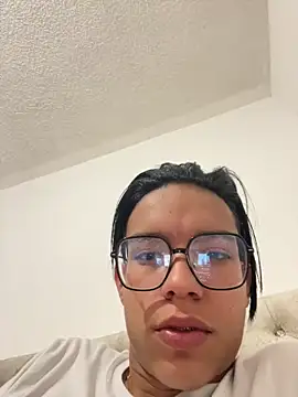 diegoand0911 online show from May 18, 2026, 4:46 pm