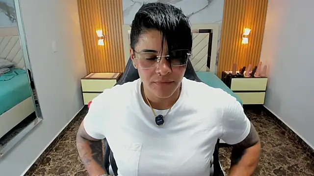KAROLLJONES1 online show from April 22, 2026, 7:04 pm