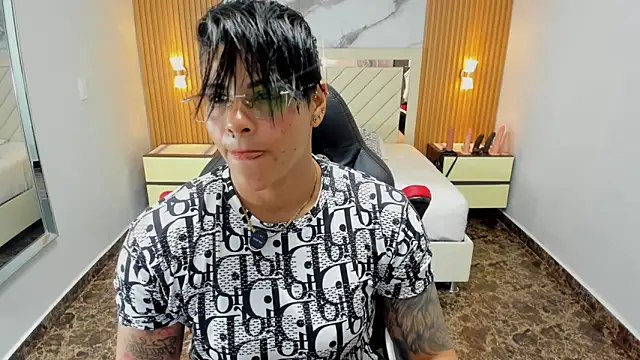 KAROLLJONES1 online show from April 30, 2026, 12:44 pm