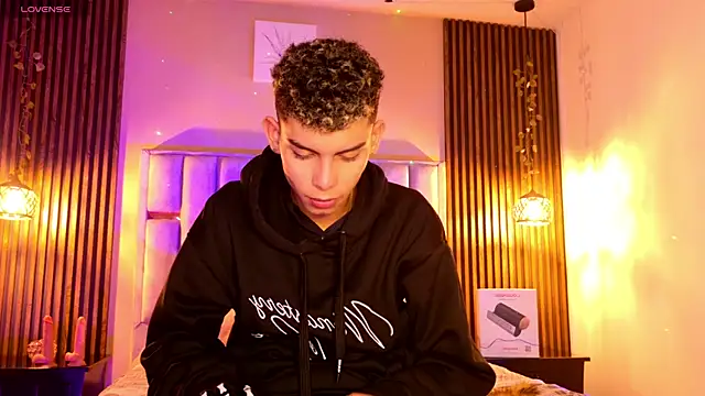 Room 69x online show from April 28, 2026, 12:43 pm