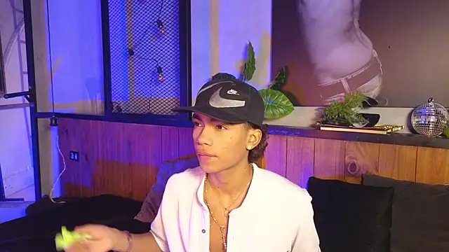 AlanCutee online show from April 23, 2026, 12:29 pm