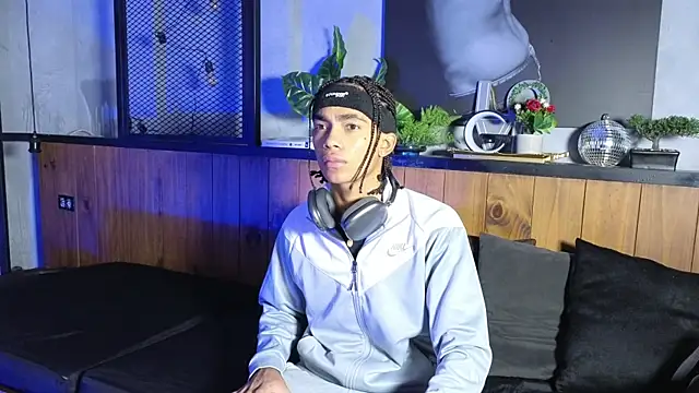 AlanCutee online show from May 3, 2026, 1:28 pm