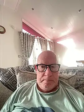 Snapshot of philefc chatting on February 17, 2026, 9:28 am philefc online show from February 17, 2026, 9:28 am