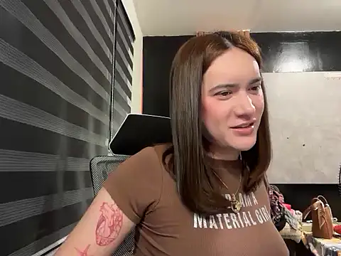 Yhanbeaufort18 online show from November 30, 2025, 1:04 pm