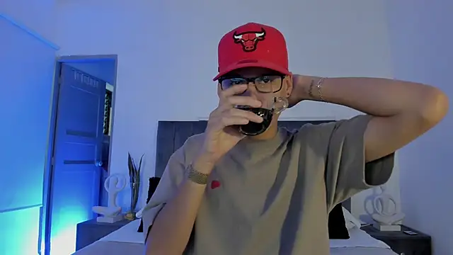 NoahLux online show from October 25, 2025, 7:08 pm