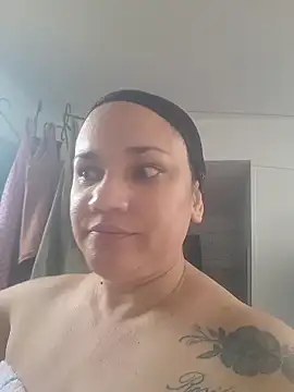 ROOSEQUEEN online show from November 28, 2025, 4:09 pm