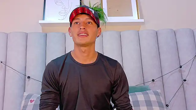 LaynorRoss  online show from February 18, 2026, 8:05 pm