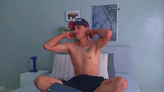 LaynorRoss  online show from February 19, 2026, 7:43 pm