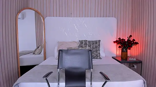 Snapshot of EmelyParker chatting on February 24, 2026, 1:36 am EmelyParker online show from February 24, 2026, 1:36 am