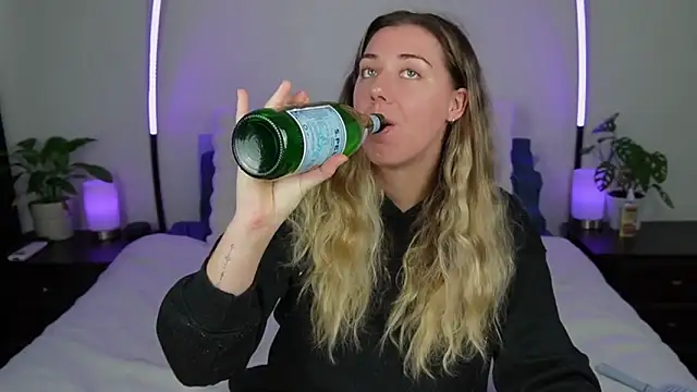 louiseberkeley online show from October 7, 2025, 12:41 am