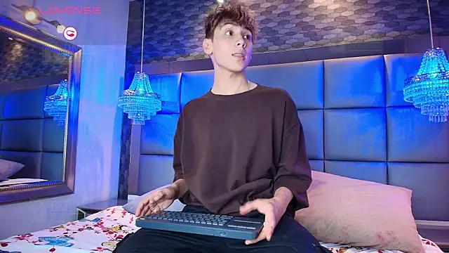 Snapshot of Twinkie_Hung chatting on September 18, 2025, 9:28 pm Twinkie Hung online show from September 18, 2025, 9:28 pm