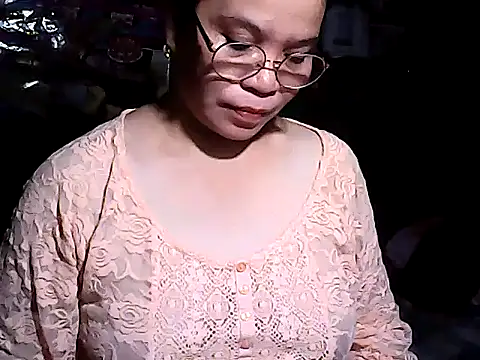 Snapshot of Adeline05 chatting on December 4, 2025, 9:18 am Adeline05 online show from December 4, 2025, 9:18 am