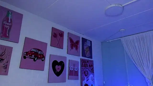 Snapshot of Lara_Rouss_ chatting on October 2, 2025, 3:57 am Lara Rouss  online show from October 2, 2025, 3:57 am