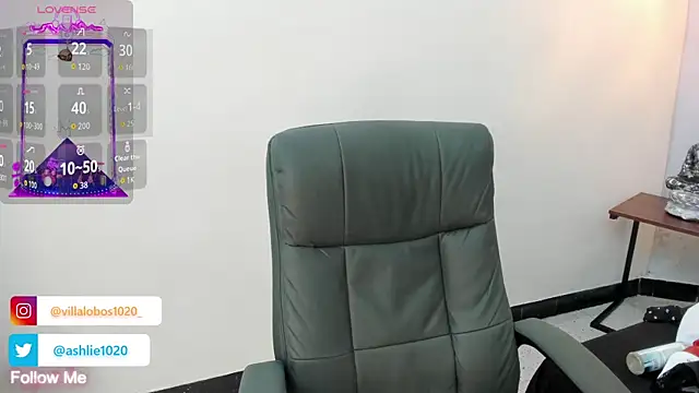 Snapshot of MiaVillalobos chatting on October 22, 2025, 11:43 am MiaVillalobos online show from October 22, 2025, 11:43 am