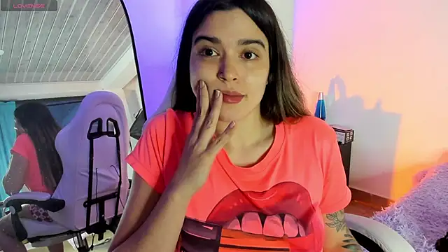 MiaVillalobos online show from May 3, 2026, 8:31 am