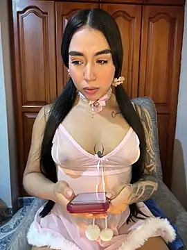 KaditaNavarro online show from June 15, 2026, 10:23 pm