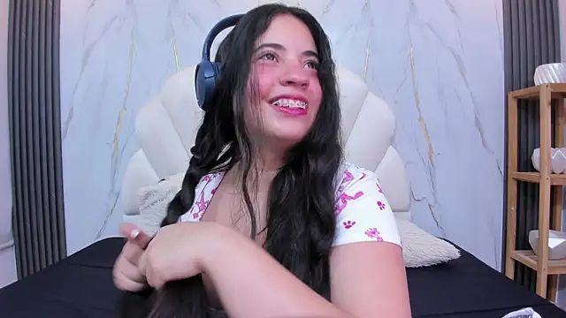 Nicol Chang online show from November 6, 2025, 8:10 pm