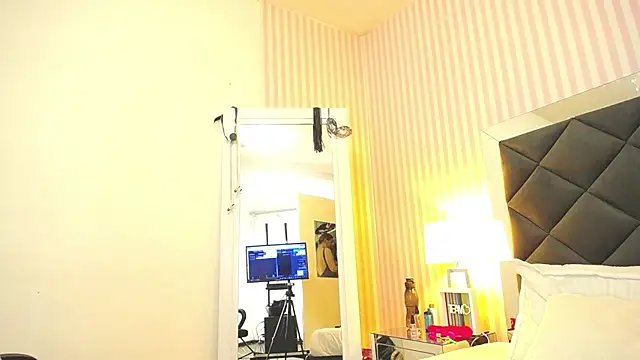 ViictoriaJones  online show from November 26, 2025, 2:07 pm