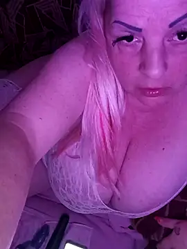 AnnStefanixh online show from April 27, 2026, 4:27 pm