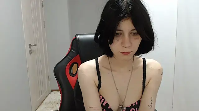TinaQuiin online show from September 16, 2025, 8:04 am