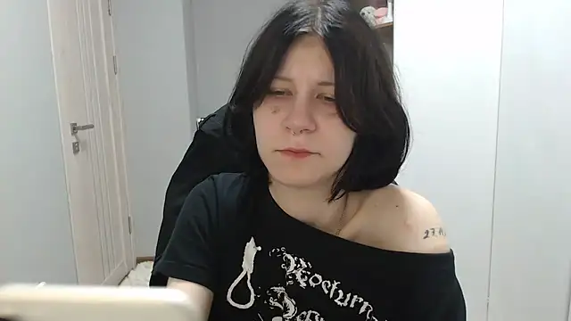 Snapshot of TinaQuiin chatting on October 5, 2025, 8:01 am TinaQuiin online show from October 5, 2025, 8:01 am