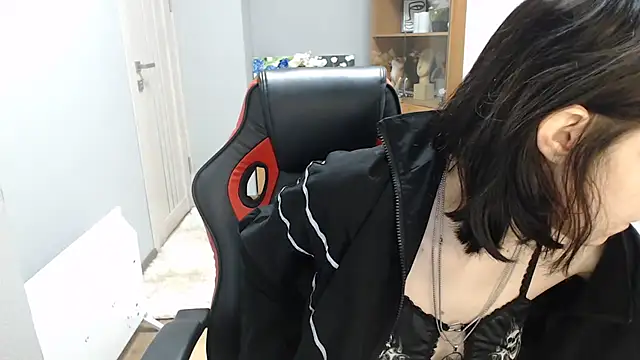 TinaQuiin online show from November 24, 2025, 8:58 am