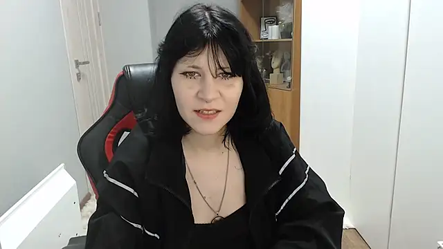 TinaQuiin online show from November 29, 2025, 8:50 am