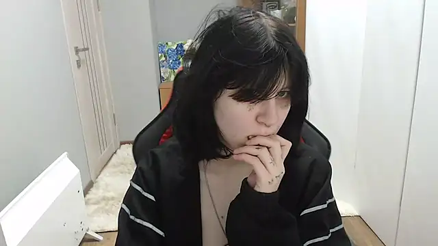 TinaQuiin online show from December 20, 2025, 9:05 am