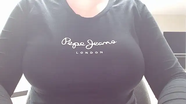 Snapshot of Esmee-Xxx chatting on October 29, 2025, 12:18 pm Esmee-Xxx online show from October 29, 2025, 12:18 pm