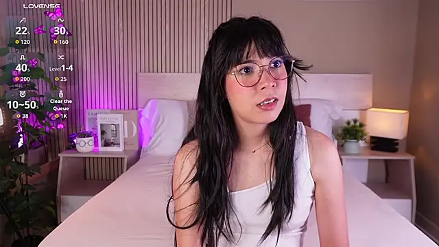 aprilqueenie online show from June 26, 2026, 7:40 pm