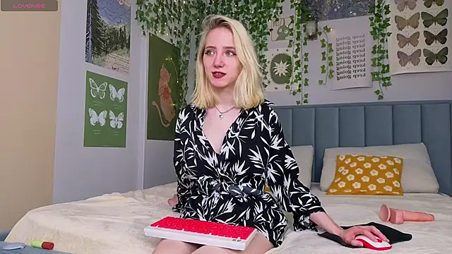 Snapshot of EmmaNovak chatting on December 3, 2025, 4:05 pm EmmaNovak online show from December 3, 2025, 4:05 pm