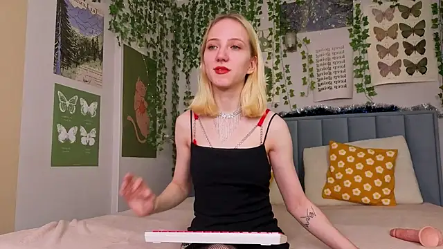 Snapshot of EmmaNovak chatting on December 16, 2025, 11:48 am EmmaNovak online show from December 16, 2025, 11:48 am