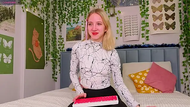 Snapshot of EmmaNovak chatting on January 16, 2026, 12:31 pm EmmaNovak online show from January 16, 2026, 12:31 pm