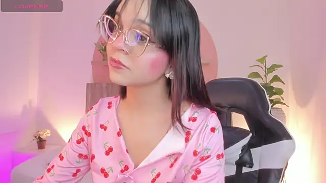 Clara Luu online show from June 27, 2026, 2:49 am