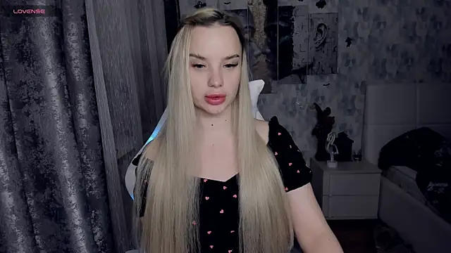 KiraKrox online show from December 17, 2025, 10:05 pm