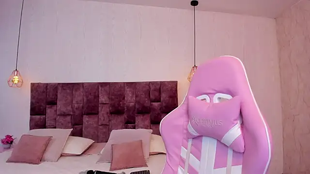 Snapshot of BellaClarck chatting on September 17, 2025, 8:32 pm BellaClarck online show from September 17, 2025, 8:32 pm