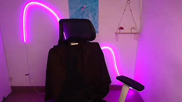 Snapshot of Aurora_White chatting on October 27, 2025, 12:20 pm Aurora White online show from October 27, 2025, 12:20 pm