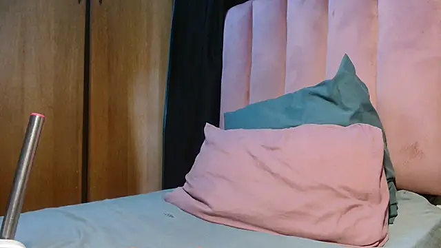 RoxyLuv77 online show from September 27, 2025, 5:01 am