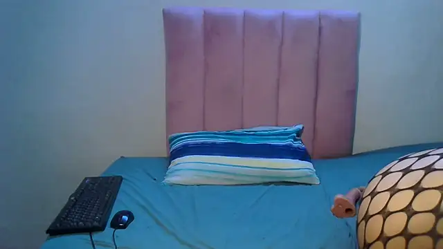 RoxyLuv77 online show from October 16, 2025, 10:44 pm